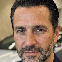 Un responsable de location de véhicules de prestige
